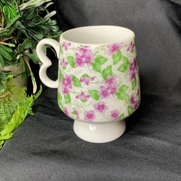 Vintage signed Inarco Tea / coffee Cup with Purple Violets / flowers - Picture 1 of 8